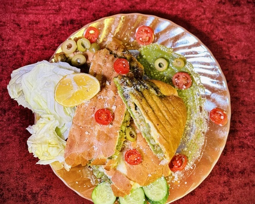 پنینی مرغ با سس پستو